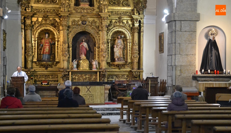 Foto 2 - Cofrades de la Santa Cruz devuelven a su sitio al Cristo de San Andrés  