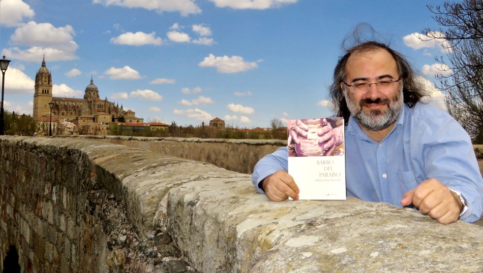 Alfredo Pérez Alencart con su libro, en el Puente Romano. Foto J. A.