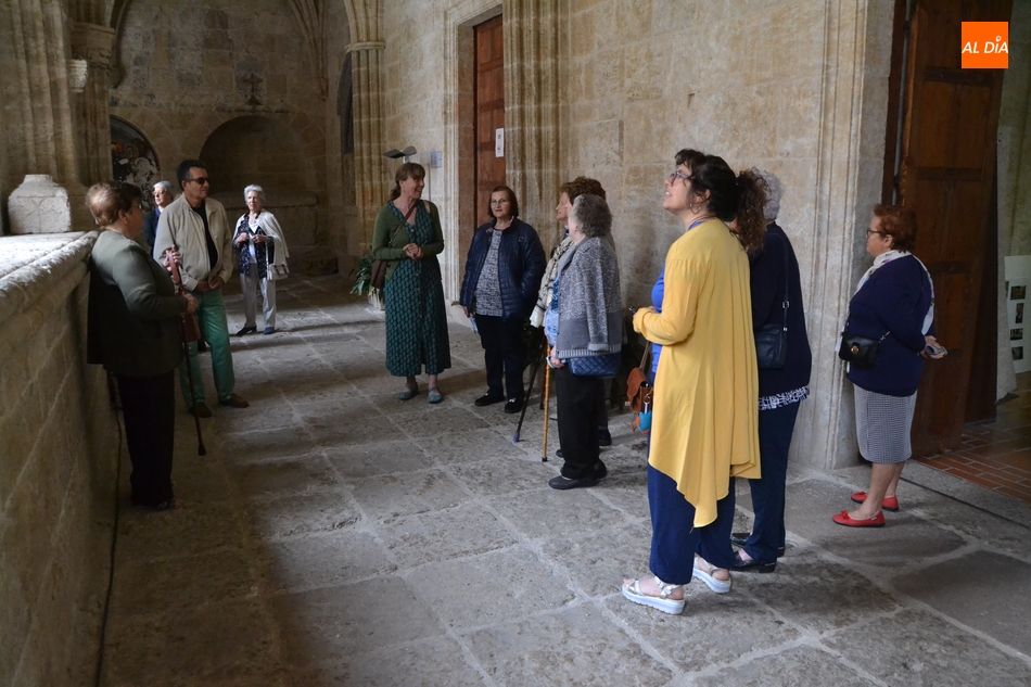 Foto 3 - El grupo de mujeres mayores del barrio de El Puente visita la Catedral  