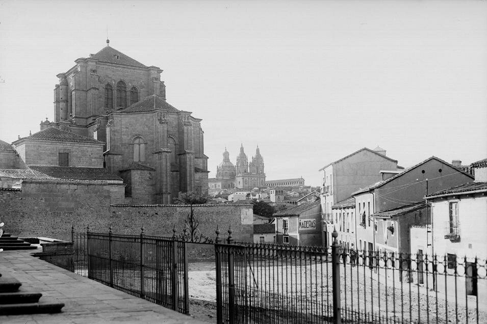 Vista de la iglesia de San Esteban desde la puerta de Calatrava, en la calle Rosario