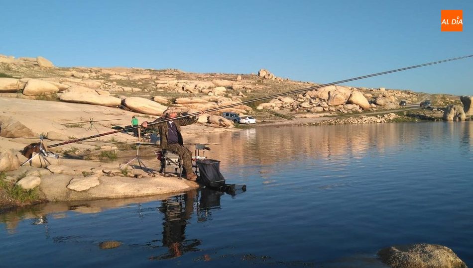 Integrantes de la Sociedad Charra disfrutan de la pesca al ‘coup’ en el embalse de Almendra  