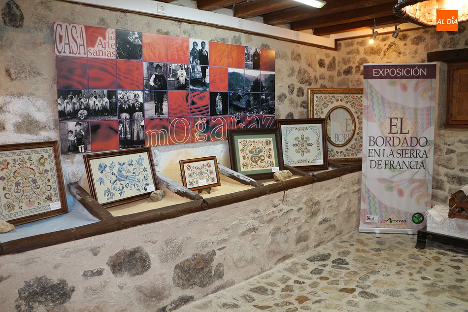 La exposición del Bordado Serrano llega a San Martín del Castañar