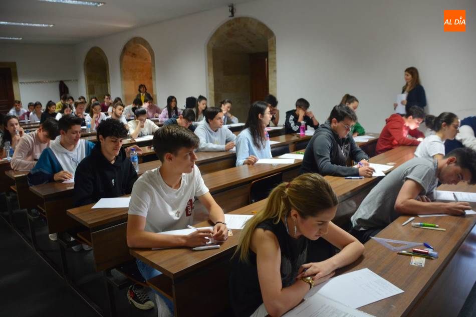Foto 2 - Nervios e ilusión en el comienzo de la EBAU para 1.402 estudiantes en Salamanca