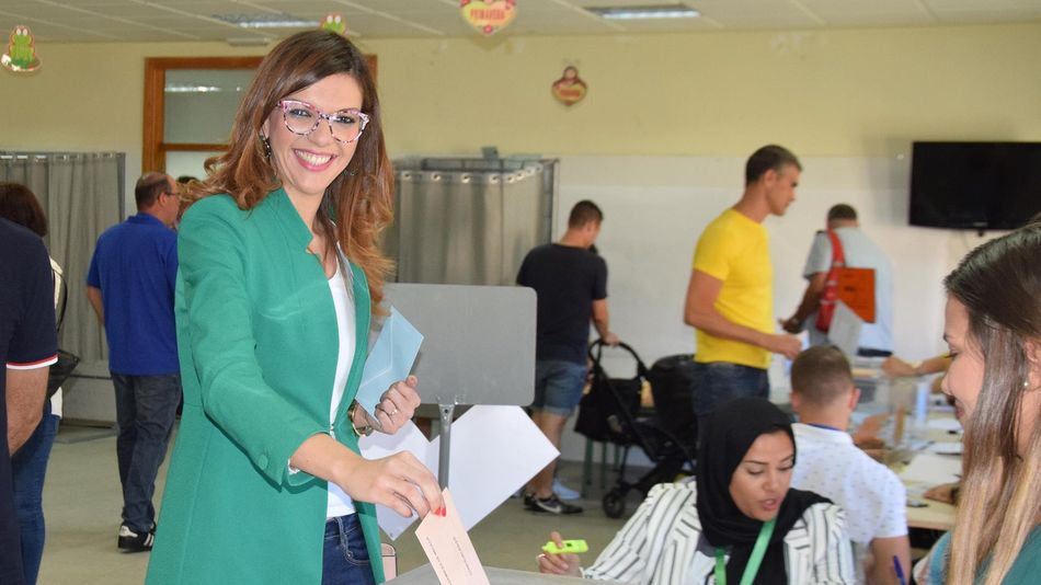 La delegada del Gobierno en Melilla, Sabrina Moh, vota en el colegio Reina Sofia. Foto: Europa Press