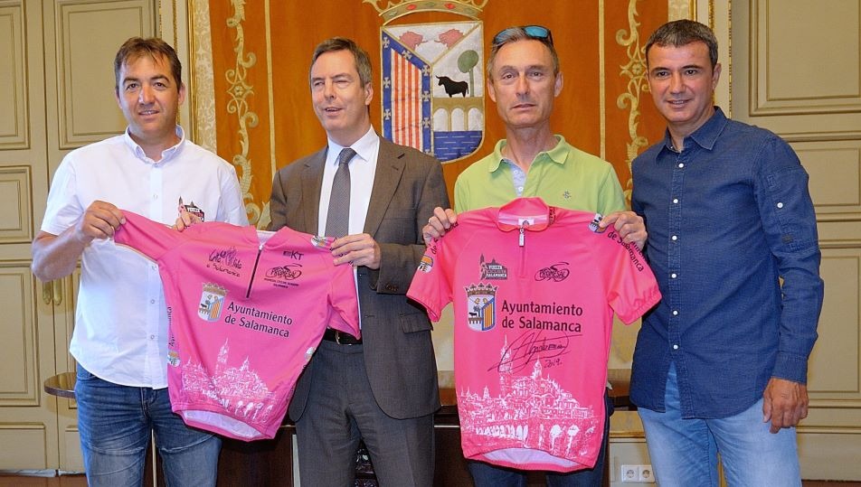 El concejal de Deportes, Enrique Sánchez-Guijo, y el presidente del Club Ciclista Promesal, Oché Alonso, junto a los excorredores Lale Cubino y Santi Blanco