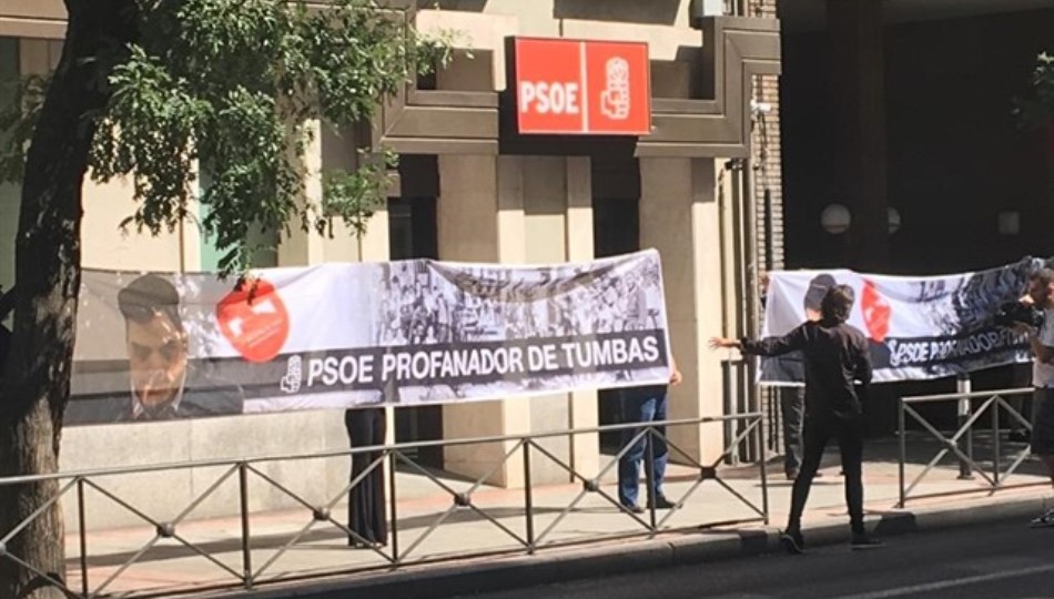Pancartas de colectivos contrarios a esta exhumación, ante una de las sedes del PSOE. Foto Europa Press