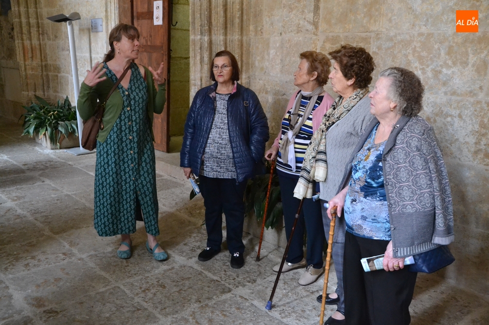 El grupo de mujeres mayores del barrio de El Puente visita la Catedral  