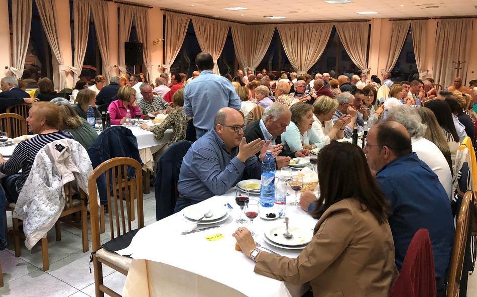 Foto 4 - La AECC reúne a un centenar de comensales en una cena benéfica en Fuentes de Oñoro  