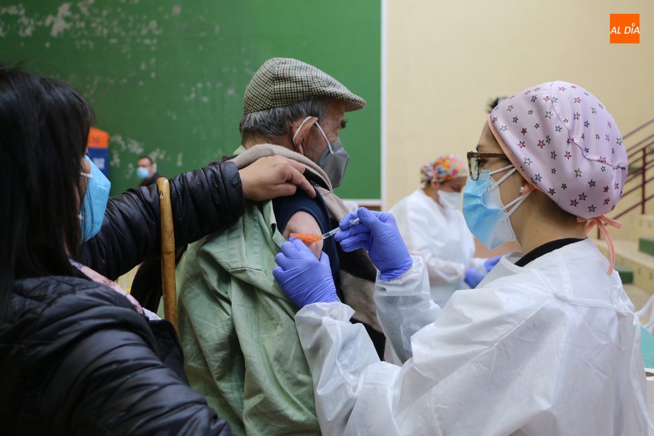 Foto 4 - El domingo 4 de abril se vacunará en el frontón de Vitigudino a 1.000 personas de entre 60 y 65...