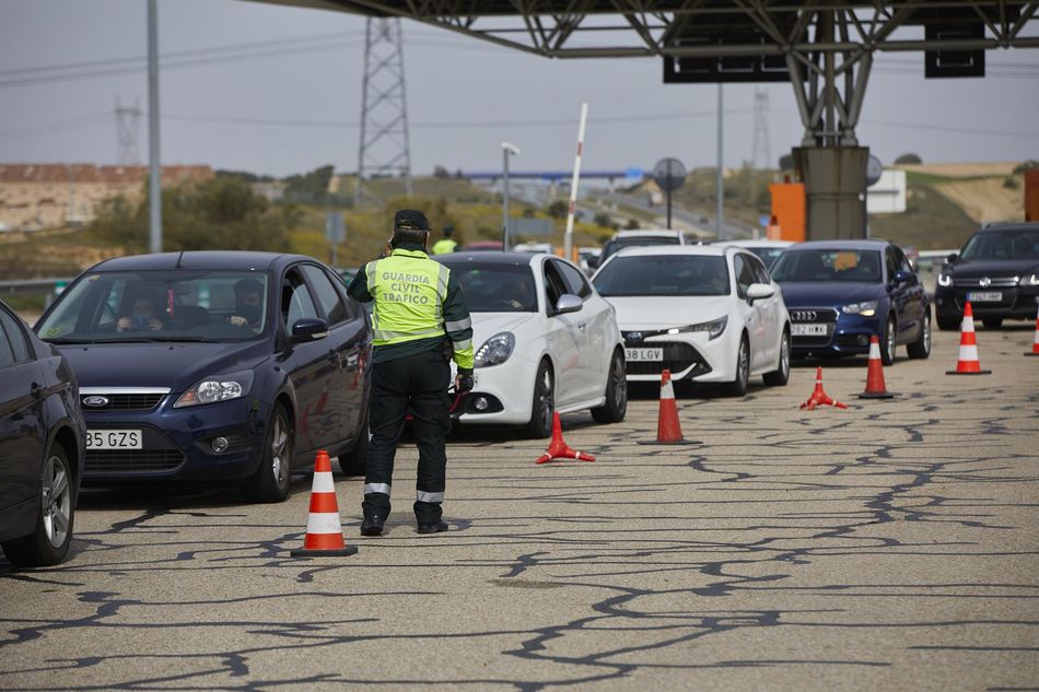 Un guardia civil de Tráfico da el alto durante un control en la carretera R5 km 20, en Madrid, el pasado día 26 de marzo. Foto: EP