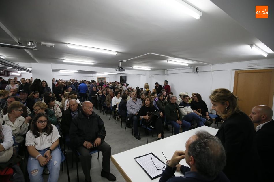 Reunión vecinal mantenida este jueves en el centro municipal Luis Vives. Fotos: Lydia González