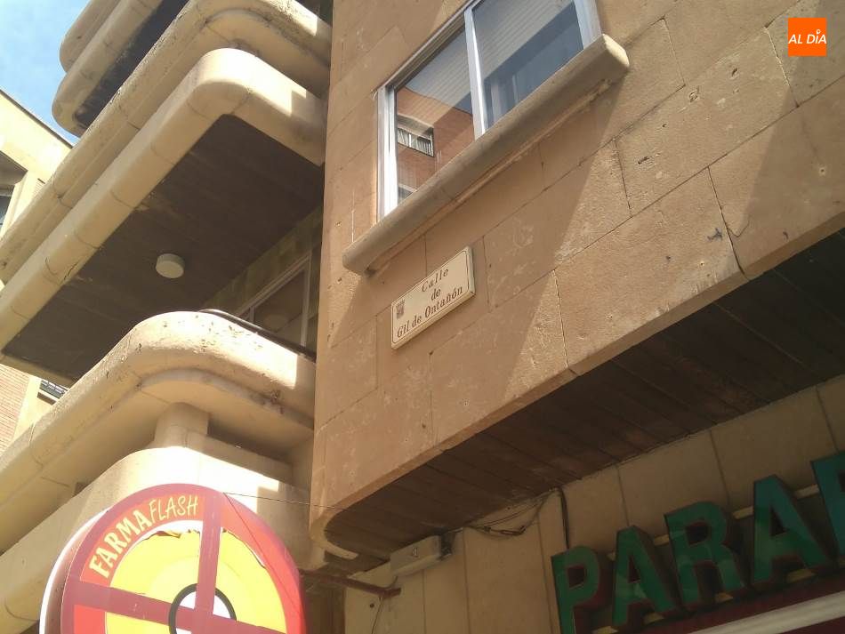 Foto 6 - Susto en la calle Gil de Ontañón por el desprendimiento de la cornisa de una ventana de un...