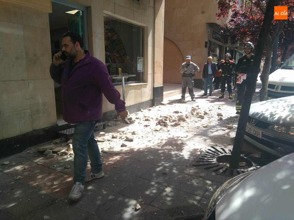 Foto 4 - Susto en la calle Gil de Ontañón por el desprendimiento de la cornisa de una ventana de un...