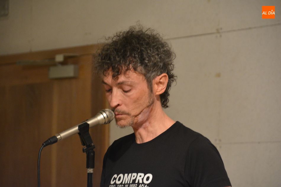 Foto 3 - Emilio Papel presenta su poemario ‘LeTras de Cuerpo’ en la Casa de las Conchas
