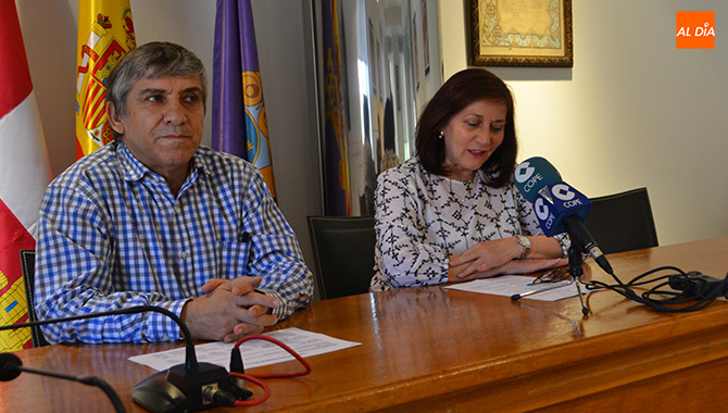 La alcaldesa Carmen Ávila y el concejal de Hacienda, Isidro Rodríguez, presentaban los datos de la liquidación del presupuesto 2018