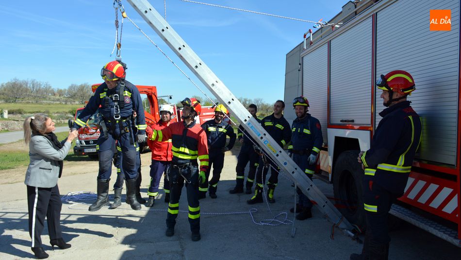 La psicóloga Castillo Díaz anima a uno de los bomberos durante una práctica de rescate / E. Corredera