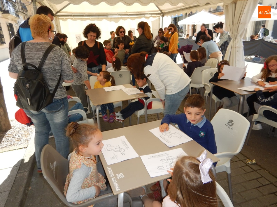 Foto 5 - Cerca de 100 personas participan en la Feria del Libro en la lectura pública del Quijote  