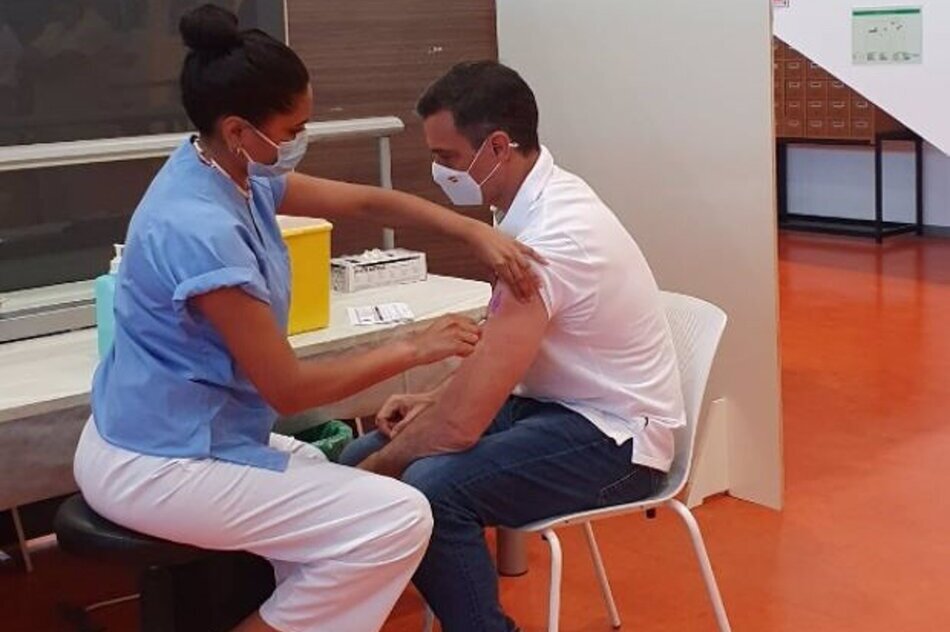 El presidente Pedro Sánchez recibe la segunda dosis de la vacuna contra la Covid. Foto: Moncloa/EP