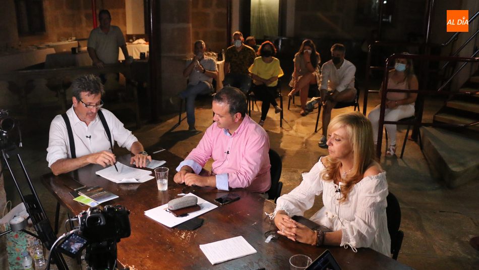 El diputado de turismo, Javier García Hidalgo, junto a Marian Redero, durante la entrevista realizada por José Miguel Gaona en 