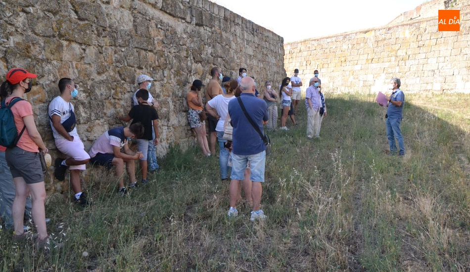 Foto 2 - Una treintena de personas recorre bajo un sofocante calor los lugares clave del Sitio de 1810  