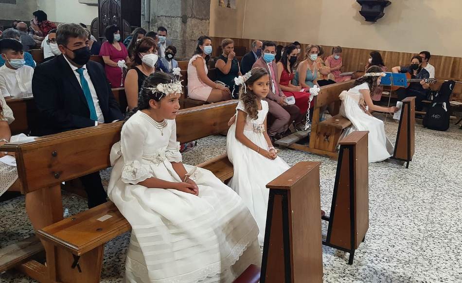 Foto 4 - Tres niñas más comulgan por primera vez en la Parroquia de San Andrés  