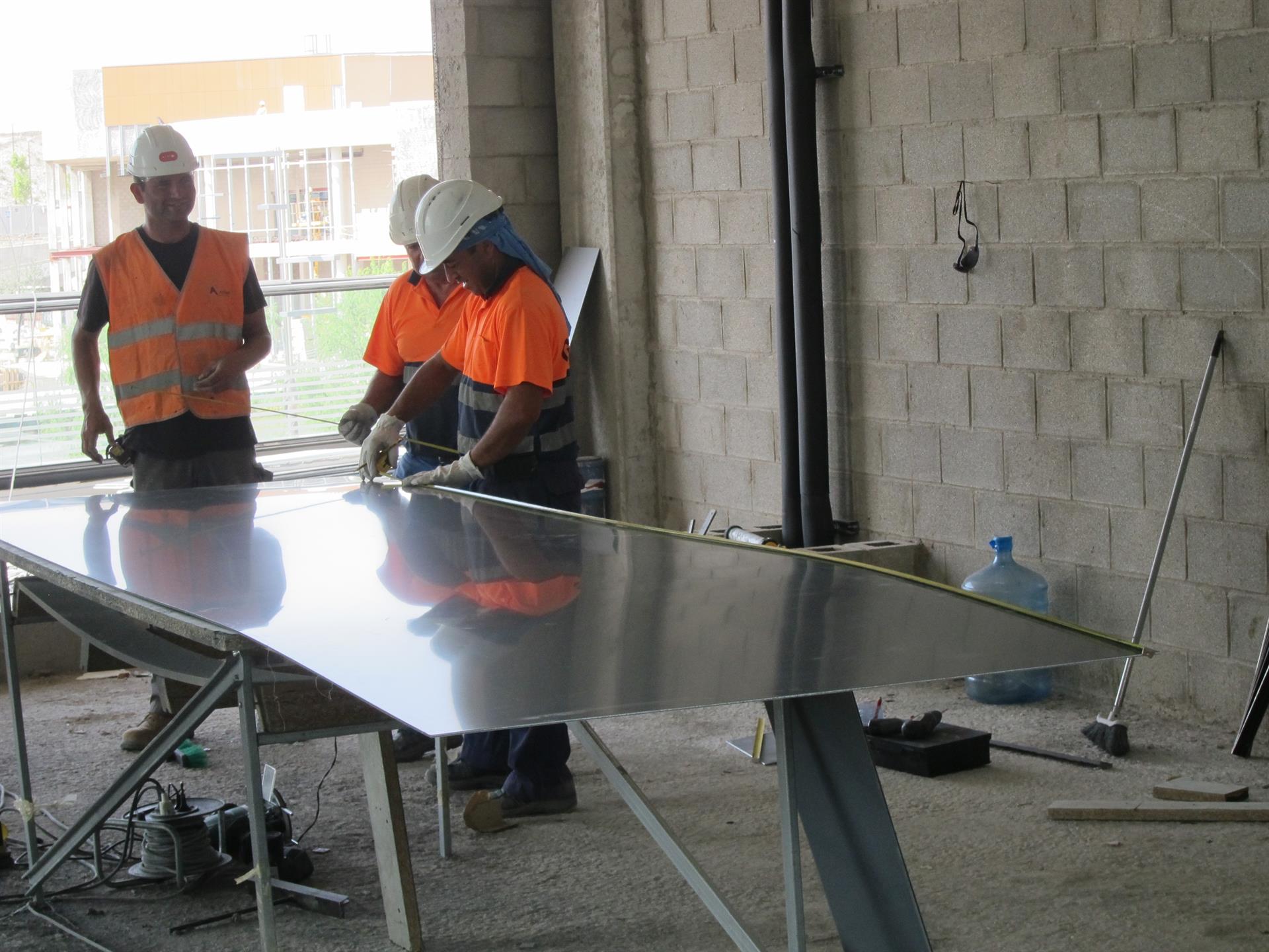 Trabajadores de la construcción en una obra con casco. Foto: EP