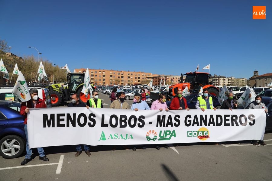 Pancarta principal de esta caravana de ganaderos salamantinos. Foto de Lydia González