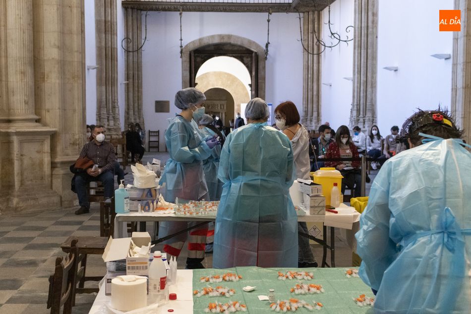 Vacunación de profesores en la Capilla del Colegio Fonseca. Foto de Guillermo García