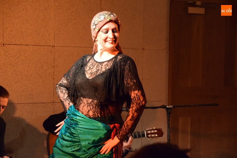 Foto 6 - Rita Clara muestra en la Casa de las Conchas el ‘Flamenco de Libro’