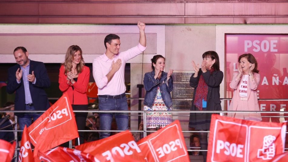 Pedro Sánchez, junto a su esposa e integrantes del PSOE, celebrando su victoria electoral. Foto @psoe