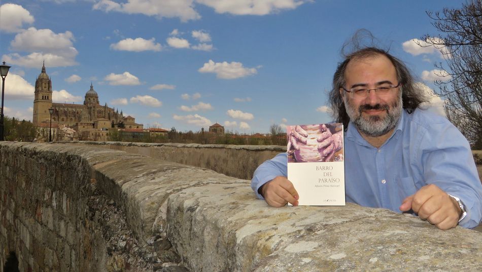  Alfredo Pérez Alencart con su libro, en el Puente romano (foto de Jacqueline Alencar)
