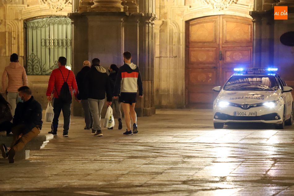Un vehículo de la Policía Local patrullando el centro de Salamanca - Archivo