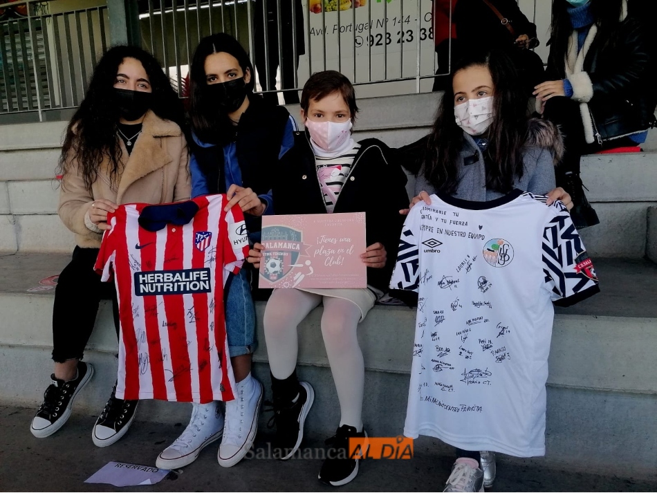 María, con las camisetas del Salamanca y el Atlético de Madrid / Lydia González
