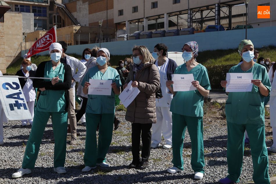 Técnicos en Cuidados de Enfermería pidiendo mejoras salariales frente al Clínico. Foto de Guillermo García