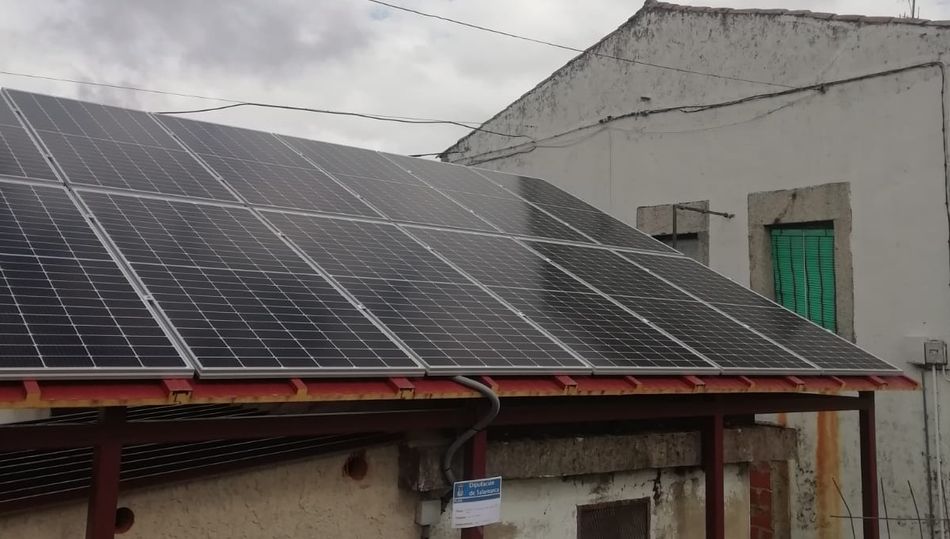 Paneles solares instalados en Cristobal de la Sierra