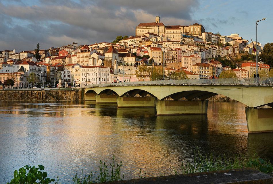 Panorámica de la ciudad de Coímbra desde la orilla del río Mondego