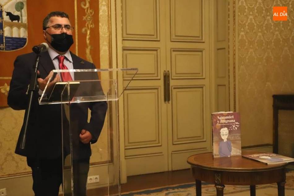 Juan Carlos López Pinto, en la presentaciónen Salamanca de su libro solidario, ‘Aguamiel y Filigrana’. Foto de Lydia González