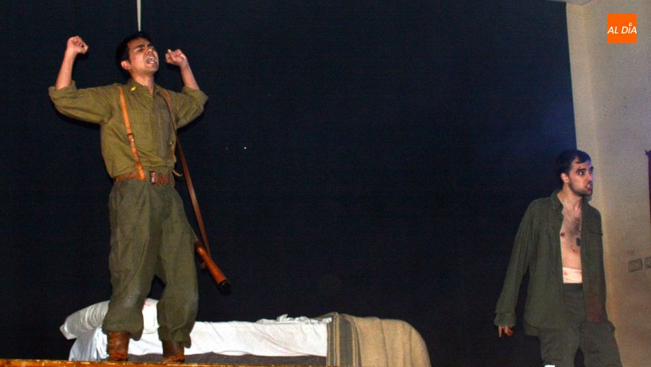 Alejandro García y Carlos Manrique en un momento de la representación en el escenario del centro cultural / E. Corredera
