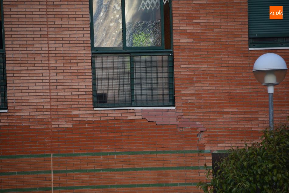 Foto 2 - El desprendimiento de la fachada obliga a desalojar 16 viviendas de un edificio en el barrio de Los ...