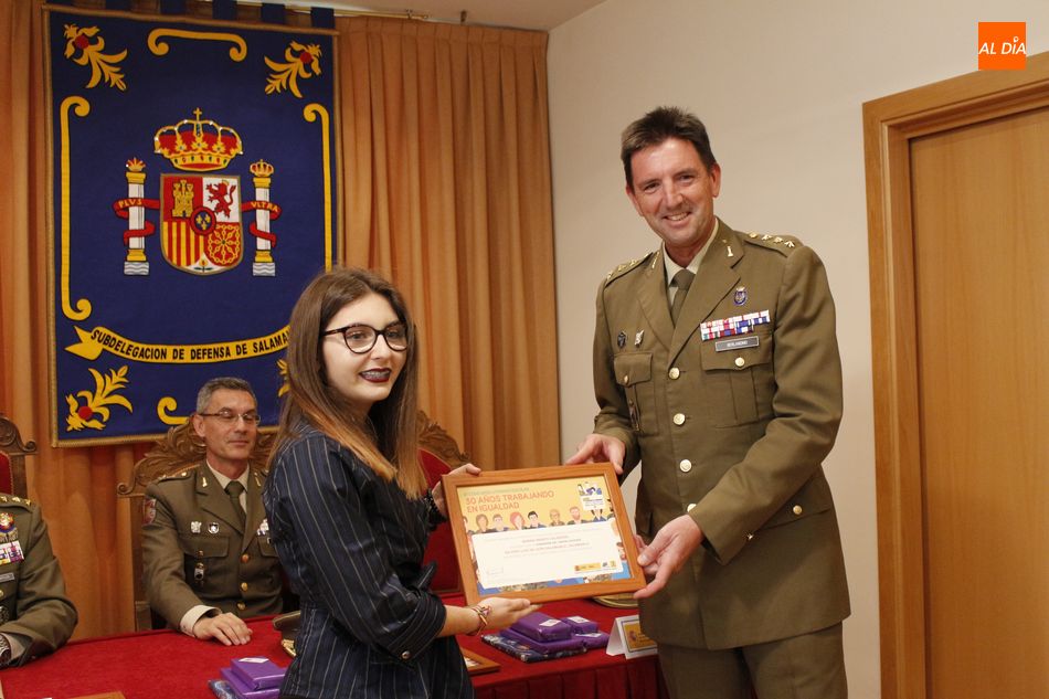 Foto 4 - La Subdelegación de Defensa entrega los premios escolares ‘Carta a una militar española’  