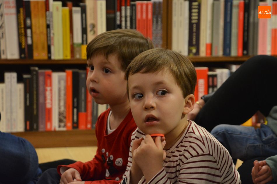 Foto 4 - Los más pequeños aprenden y se divierten con el Osito Tito en la Librería Santos Ochoa