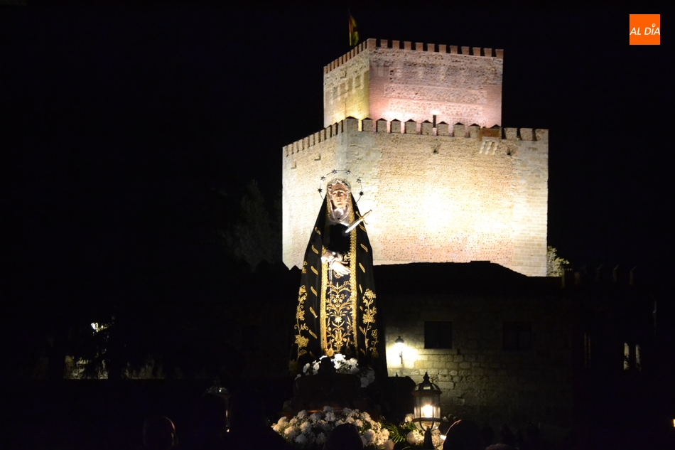 Hist&oacute;rico tr&aacute;nsito de La Dolorosa por el adarve de La Muralla para abrir la Semana Santa  