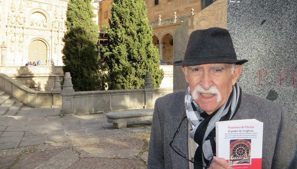 Luis Frayle con el libro sobre Vitoria. Foto de Jacqueline Alencar