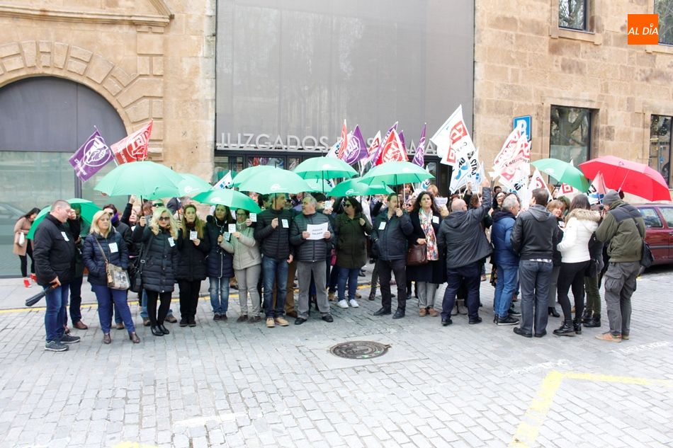 Foto 4 - Los funcionarios de Justicia protestan por cobrar 300 euros menos en Castilla y León