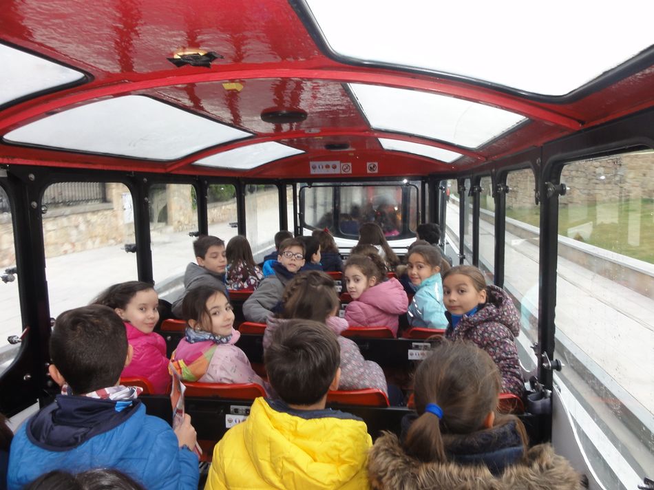 Foto 4 - Escolares del Colegio San Juan Bosco visitan la Salamanca monumental en tren  