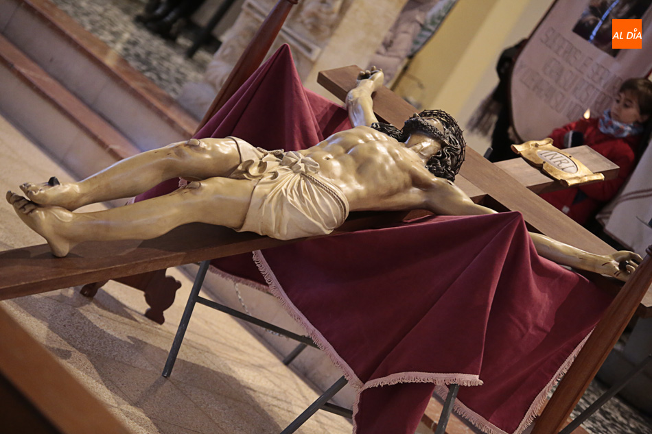 Foto 2 - Pizarrales se reúne ante el Cristo de la Vela en su Via Crucis