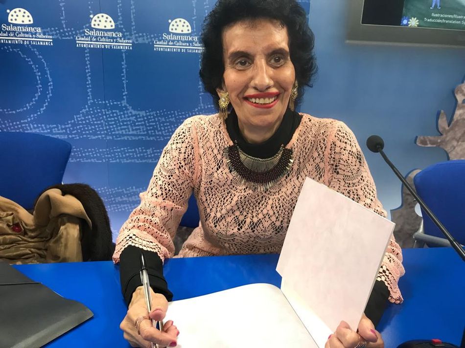 Foto 4 - Exitosa presentación y firma del poemario infantil bilingüe ‘Poemitas de papel’ de Sofía...
