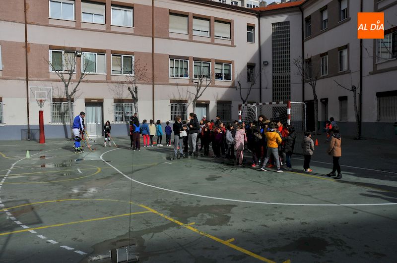 Foto 4 - Alumnos del Colegio Francisco de Vitoria conocen de primera mano el hockey sobre patines