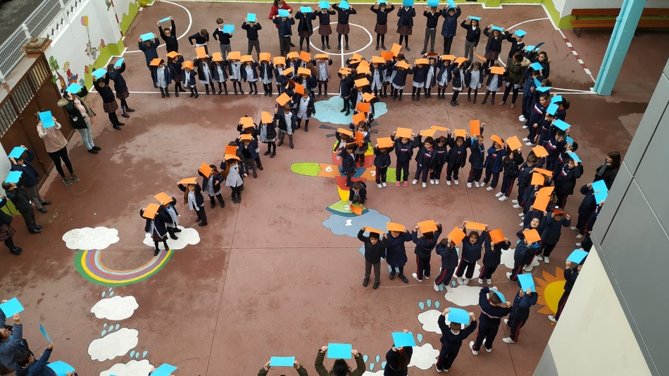 Foto 4 - Los alumnos de Misioneras-Santa Teresa conforman un gran mosaico humano por el 75 Aniversario  