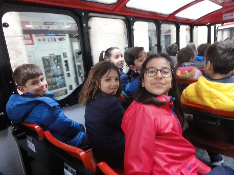 Foto 6 - Escolares del Colegio San Juan Bosco visitan la Salamanca monumental en tren  
